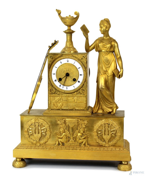 Orologio Impero in bronzo dorato, XIX secolo, cm h 44x32x12, (segni del tempo e meccanismo da revisionare).