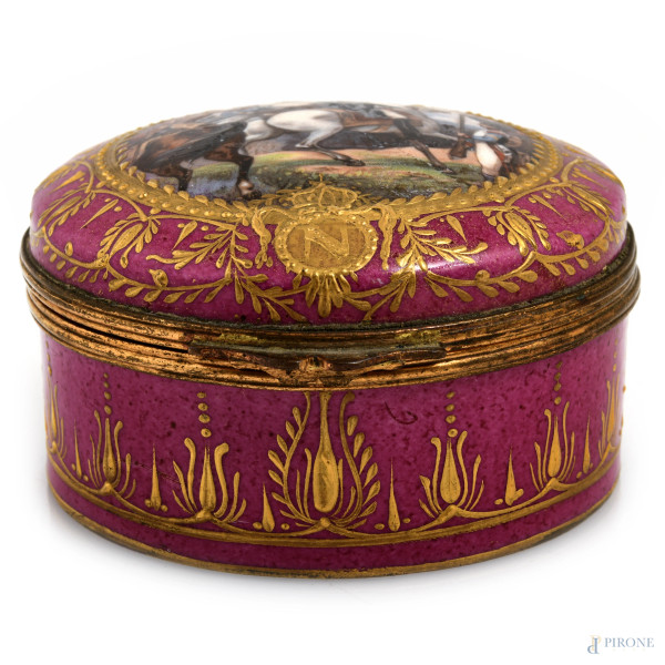 Cofanetto in porcellana francese nei toni del magenta e dell'oro, decorata al coperchio con scena raffigurante Napoleone, XIX secolo, cm 5x8