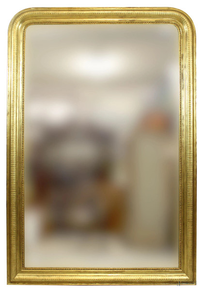 Specchiera francese, XIX secolo, in legno intagliato e dorato, battuta interna a perline, cm 171x117