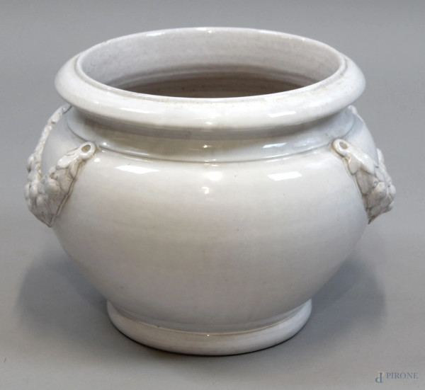 Portavaso in ceramica smaltata bianca, anse decorate con festoni ad altorilievo, cm h 26, (difetti).