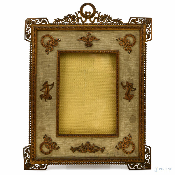 Cornice portafoto in bronzo dorato e cesellato, XX secolo, cm 29x20, luce cm 13,5x9,5, (segni di usura, difetti)