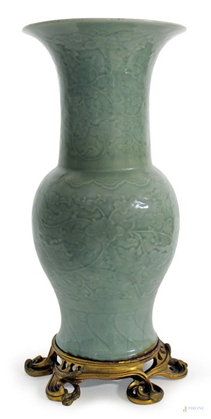 Vaso in porcellana verde a decoro floreale poggiante su base in bronzo, H 53 cm, Arte orientale.
