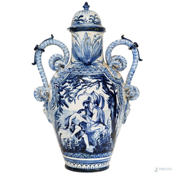 Vaso biansato in maiolica bianco e blu, Savona, datato 1715, corpo con decoro raffigurante la morte di Orfeo, mascheroni sormontati da due anse a serpentelli cm h 66, (difetti, sbeccature)