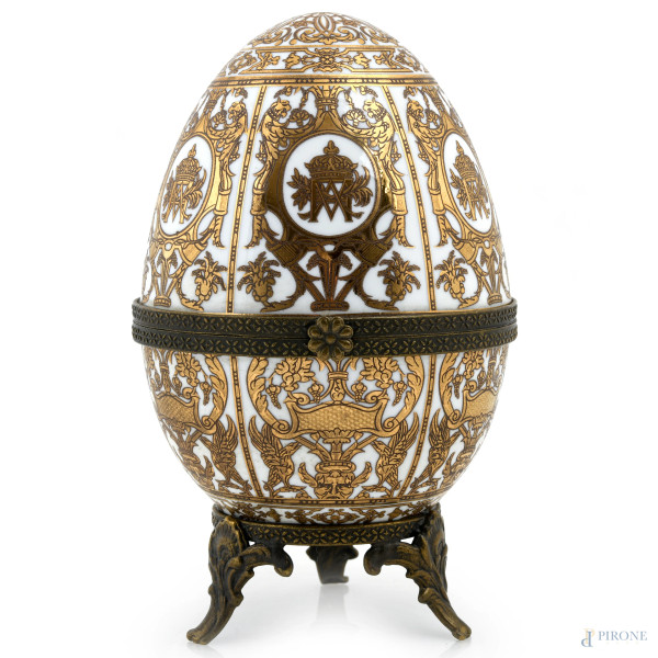 Scrigno a foggia di uovo stile Faberge in porcellana Royal Family bianca-oro con rifiniture e supporto in metallo dorato, XX secolo, altezza cm 15, (lievi segni di usura)