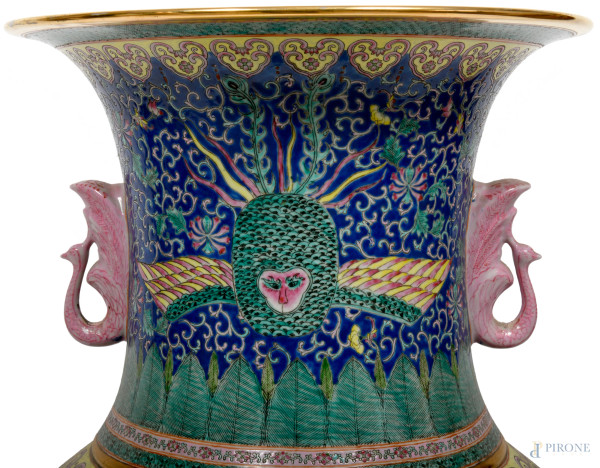 Vaso in porcellana con decori policromi raffiguranti draghi, Cina, XX secolo, altezza cm 93, (dif...