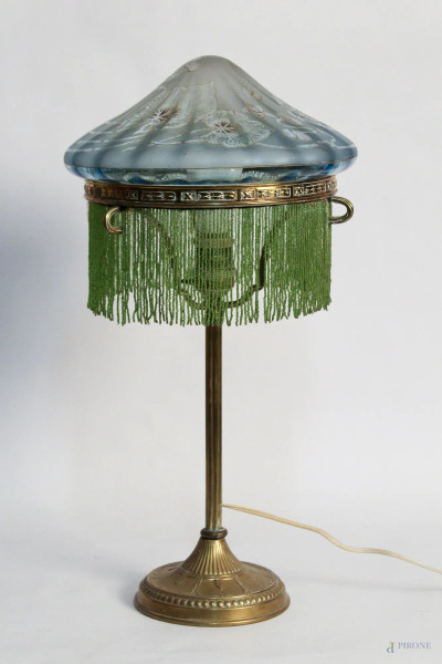 Lampada in ottone con globo in vetro colorato, inizi XX sec., H 54 cm.