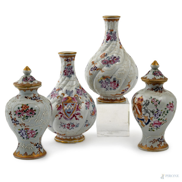 Lotto di due portafiori e due vasetti con coperchio in porcellana con stemmi araldici e decori floreali, XX secolo, altezza massima cm 15, (sbeccature, segni di usura)