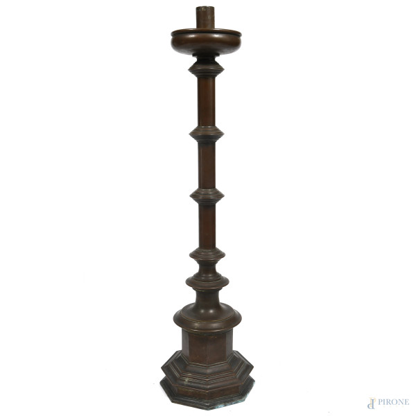 Portacero in bronzo patinato, XX secolo, altezza cm 128, (lievi segni di usura)