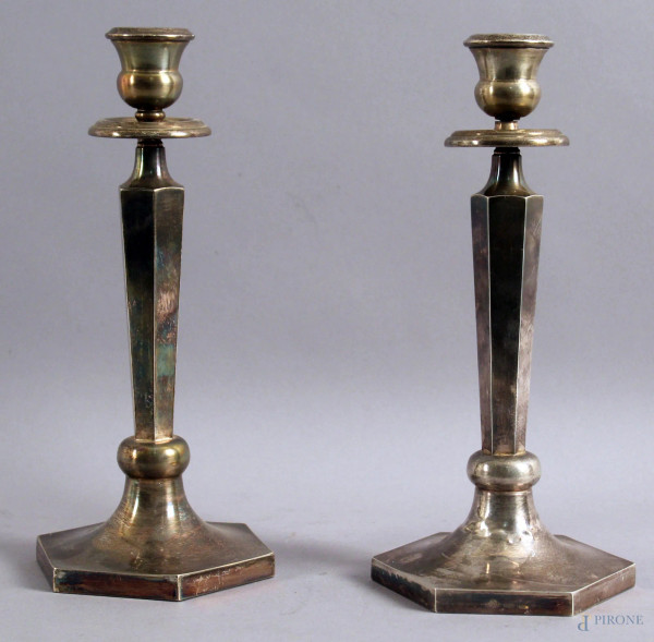 Coppia di candelieri in argento, altezza 26,5 cm.