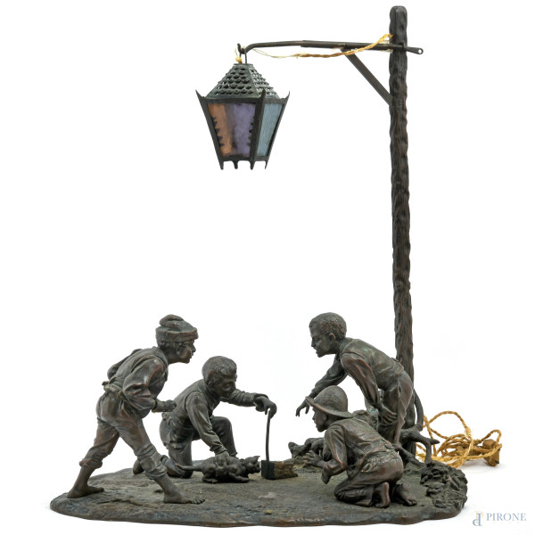 Antonio Pandiani (1838-1928), Gruppo in bronzo montato a lampada raffigurante la cattura di un gatto randagio, cm 63x56x36, firmato e iscritto "Milano" alla base,(segni di usura, da revisionare)