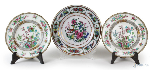 Lotto composto da  tre piatti in porcellana policroma, a decori di fiori, animali e motivi astratti, diam. cm 23, arte orientale, XX secolo.
