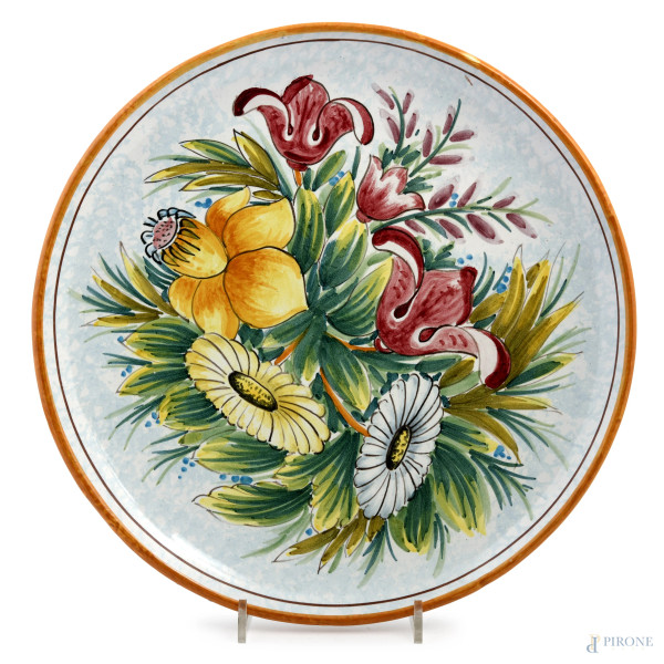 Piatto in porcellana Vietri con decori floreali  al cavetto e fascia esterna di colore arancione, XX secolo, diametro cm 37, (difetti di cottura)