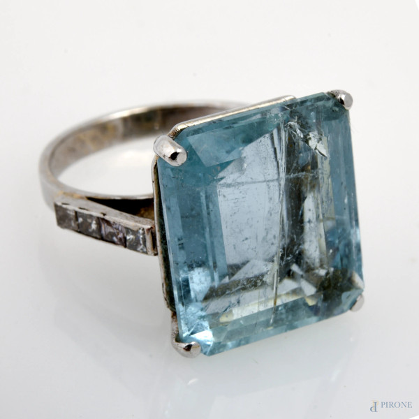 Anello in oro bianco 750 con acquamarina centrale ct 15,70 e diamanti carrè al gambo ct 0,36, misura anello 14, peso gr 7,2, (graffi e scalfiture)