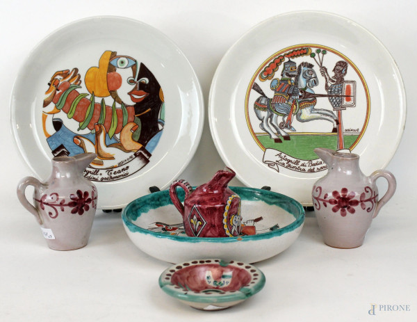 Lotto di sette oggetti in ceramica dipinta, composto da due piatti piani, un piatto fondo, tre versatoi ed un posacenere, diametro max cm 25, manifatture diverse, XX secolo.