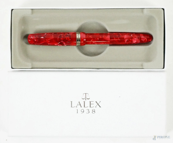 Lalex 1938, penna stilografica con finiture in argento 925, lunghezza cm 13,5, entro custodia originale con carta di garanzia.