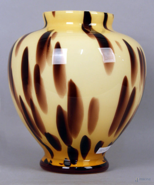 Vaso in vetro giallo con macchie marroni, altezza 27 cm.