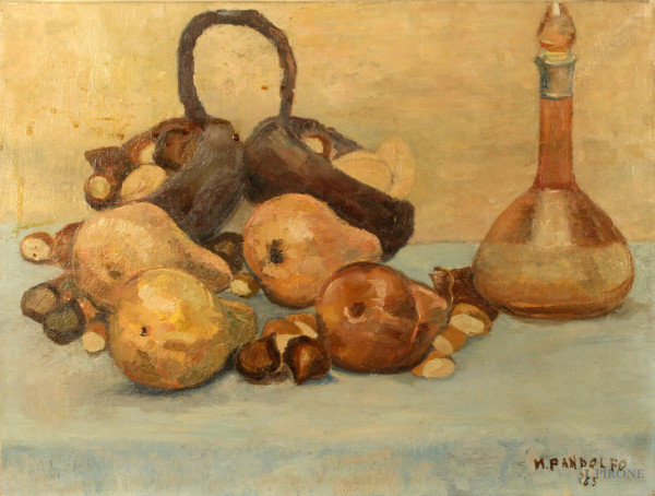 Natura morta, frutta e bottiglia, olio su tela, cm. 33x44, firmato Marisa Pandolfo.