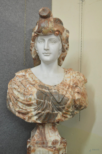 Busto in marmo rosso di Verona e alabastro, h. 82 cm.