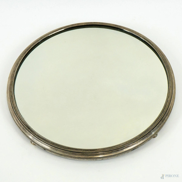 Vassoio a specchio di linea circolare con profilo in argento cesellato, cm h 3, diam. cm 33,5, inizi XX secolo.