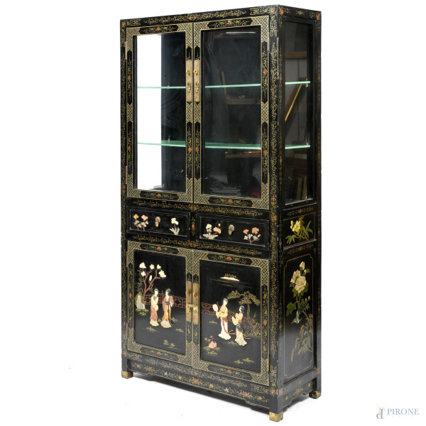 Vetrina in legno laccato e dipinto a motivi floreali e scene di genere di ispirazione orientale. ...