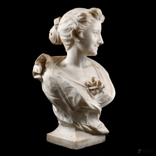 Busto di giovane donna, fine del XIX secolo, scultura in marmo, cm 61x40x29, firmato alla base