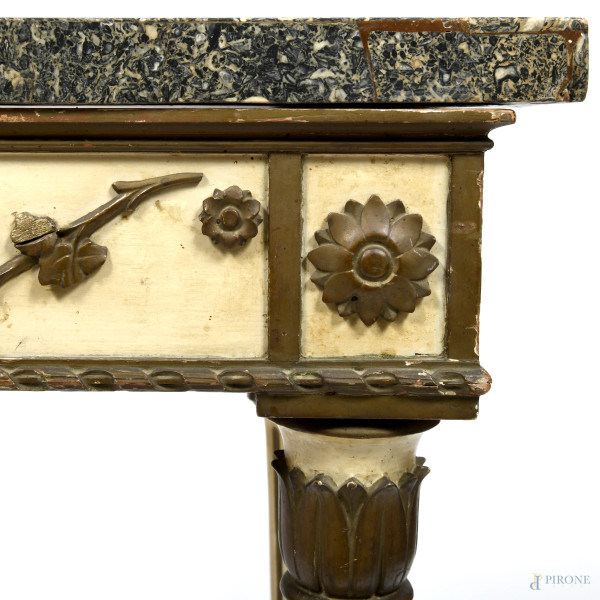 Consolle in stile Luigi XVI in legno laccato e dorato con piano in marmo. Decori a rilievo raffig...