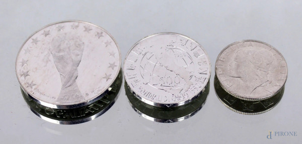 Lotto composto da una medaglia Campionato del Mondo 1990 in argento, una moneta da 200 Lire ed una moneta 500 Lire in argento