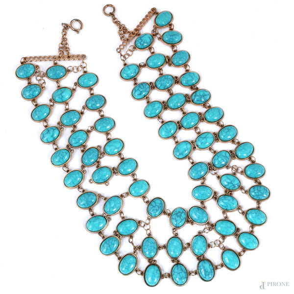 Collana di bigiotteria a tre fili con pietre color turchese, lunghezza cm 46