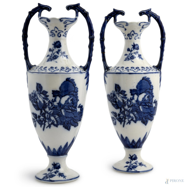 Coppia di vasi biansati in ceramica Ironstone Stadfordshire - England decoratati nei toni del bianco e del blu a motivi vegetali, altezza cm 37, (rotture e restauri)