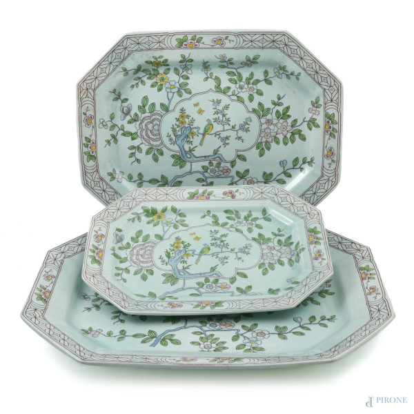 Lotto di tre vassoi in ceramica Adams dal profilo sagomato con decori di ispirazione orientale, XX secolo, misura massima cm 41x32, (segni di usura)