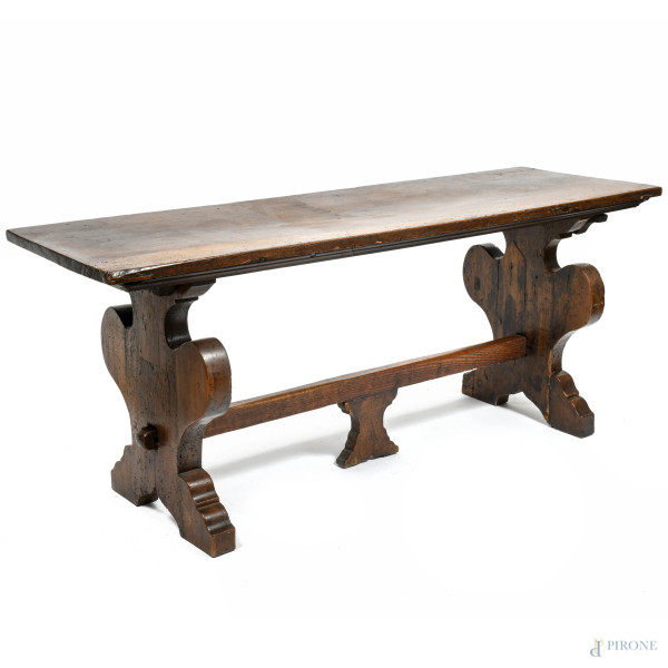 Tavolo fratino in noce, XVIII-XIX secolo, cm 80x192,5x61, (gambe e traversa removibili; segni di usura, scalfiture, difetti, fori di tarlo)