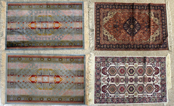 Lotto composto da quattro tappeti scendiletti, misura massima 68x110 cm.