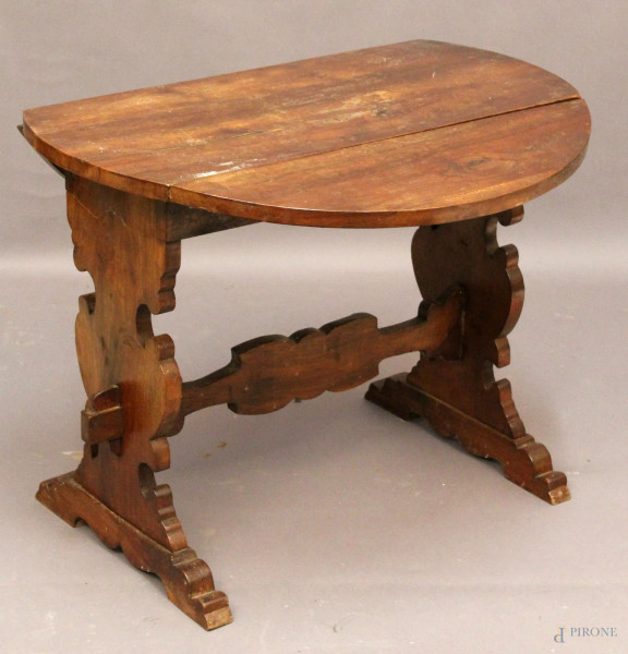 Tavolinetto a bandelle in noce poggiante su gambe a forma di asso di coppe, XIX sec, diametro 72 cm, H 57 cm.