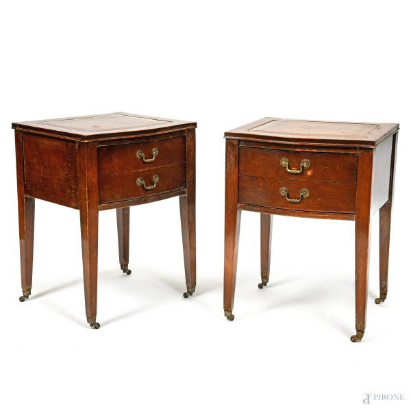 Coppia di comodini a fronte mosso a un cassetto con inserto in pelle con bordo dorato, XX secolo, cm 61x46x40, (segni di usura, rotture, scalfiture, difetti)
