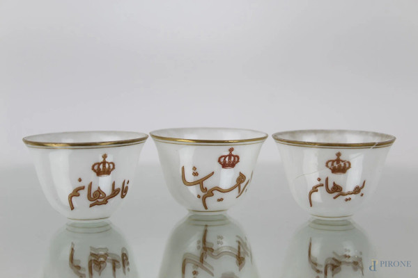 Tre bicchierini in porcellana bianca con finiture dorate, diametro cm 5,5, (difetti, uno rotto).