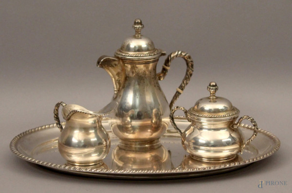 Servizio da caff&#232; in argento completo di vassoio, H massima 15 cm, gr. 845, pezzi quattro.