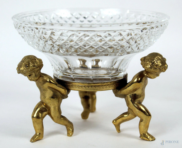 Centrotavola in cristallo controtagliato, sorretto da tre putti in bronzo dorato, altezza cm. 11, diametro cm. 14,5