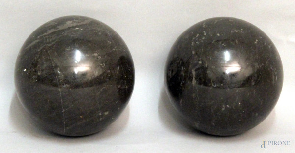 Lotto composto da due sfere in marmo,diametro 25 cm. circa, primi 900.