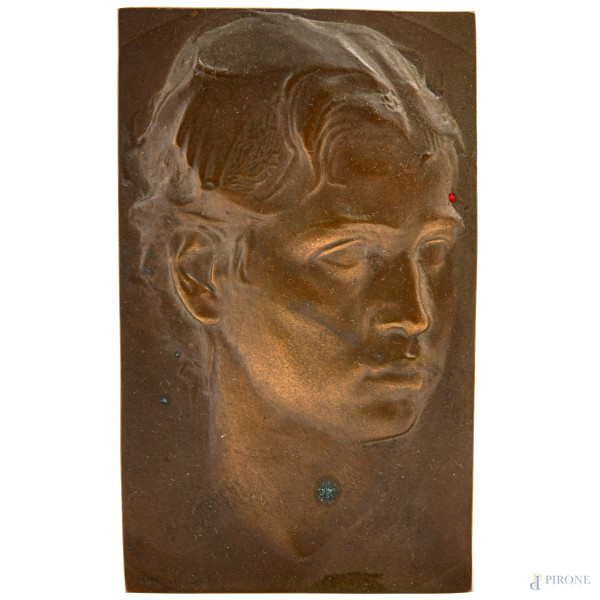 Placca in bronzo con bassorilievo di testa di fanciulla, XX secolo, cm 13,5x8, (segni di usura, difetti)
