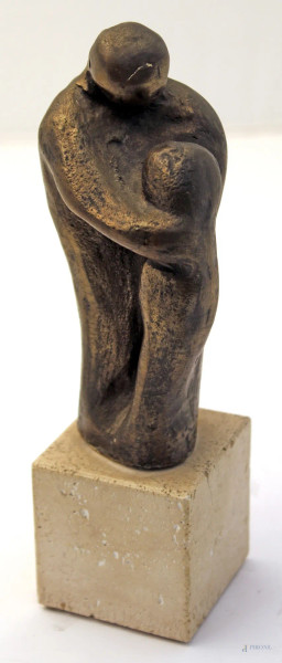 Figure, scultura in bronzo poggiante su base in marmo, firmata e datata, H 14,5 cm.