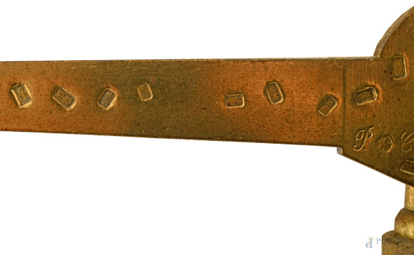 Grande bilancia a due piatti, uno in ottone e l'altro in vetro dal profilo mosso. Struttura compo...