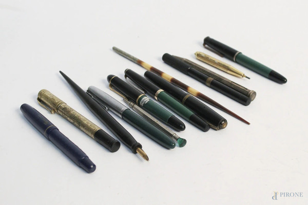 Lotto di quindici tra penne e stilo di marche diverse.