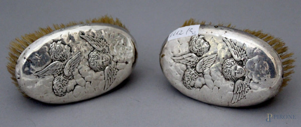 Coppia di spazzole rivestite in argento sbalzato raffigurante putti alati, bolli inglesi citt&#224; di Chester XIX secolo, cm. 13x8.