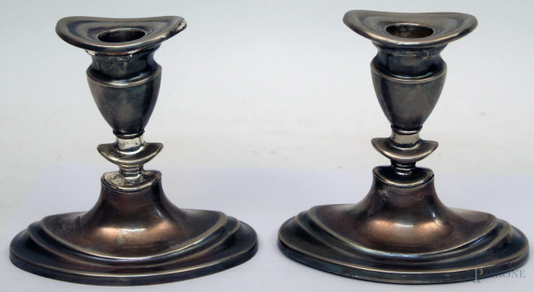 Coppia di candelieri ad una luce in metallo argentato, periodo Dec&#242;, H 12 cm.