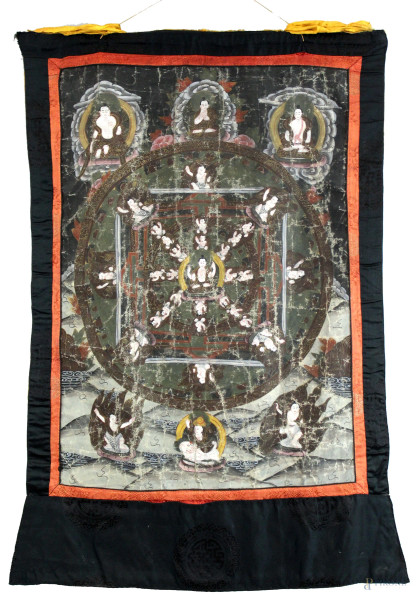Thangka tibetano dipinto su tela, XX secolo, cm 64x46 (misure tot. cm 85x58), (difetti).
