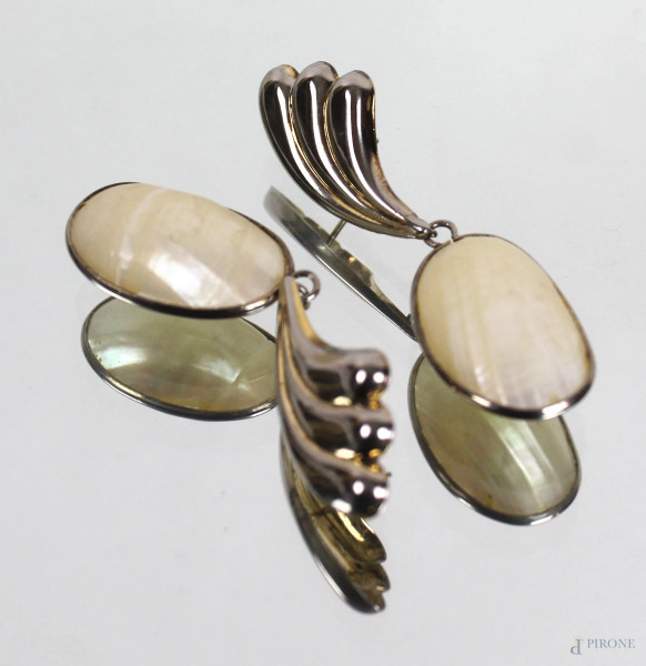 Paio di orecchini in argento e madreperla, lunghezza cm 7