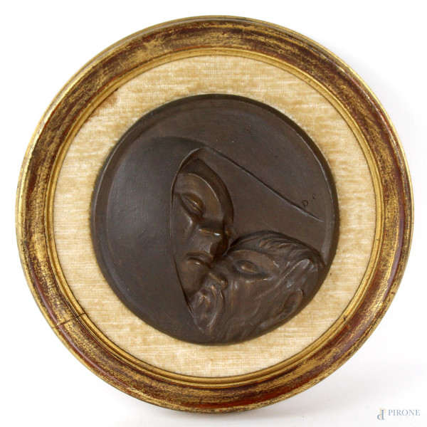 Placca in bronzo raffigurante amanti, diametro cm 14,5, siglata D. G., entro cornice.