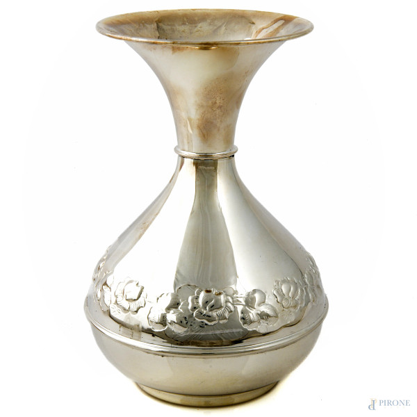 Vaso portafiori in argento 800/000 con profilo lavorato a sbalzo a motivi floreali, altezza cm 22, peso gr 380