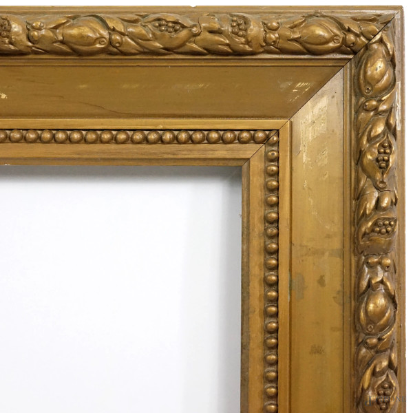 Cornice in legno e pastiglia, XX secolo, ingombro cm 98x143, battuta cm 79,5x124 (difetti)