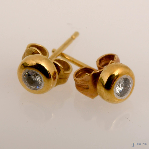 Coppia di orecchini in oro 18 kt con zirconi, peso gr 1,3